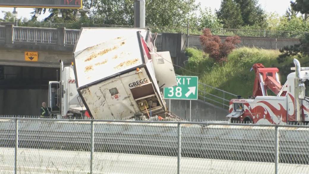 Major traffic disruptions snarl Richmond, B.C. after oversized load hits  overpass - BC | Globalnews.ca