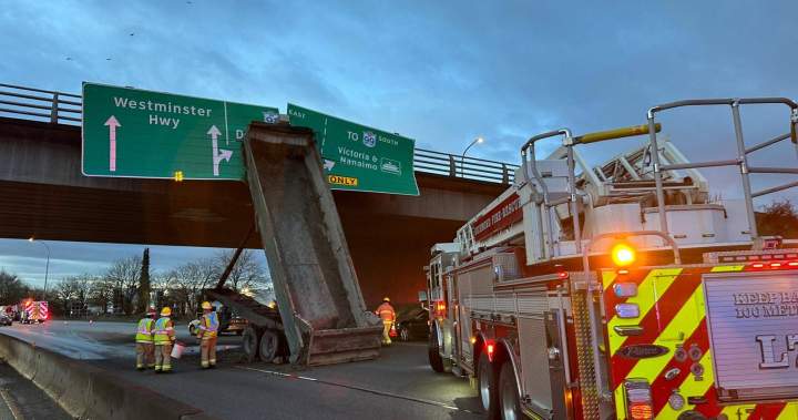 Video captures moment dump truck collides with Richmond B.C. overpass - BC  | Globalnews.ca